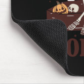 Und Kaffee Funny Skelett Halloween Mousepad (Ecke)
