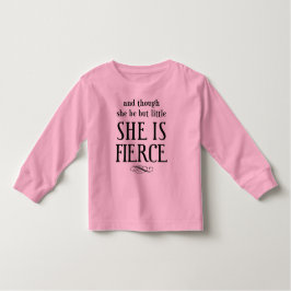 Und obwohl sie nur wenig ist, ist sie erbittert! kleinkind t-shirt