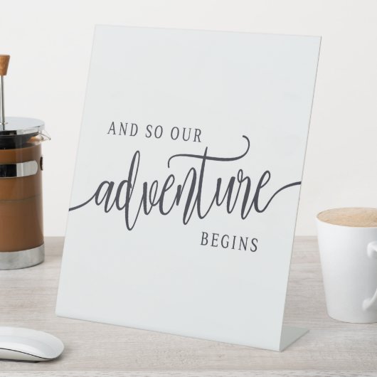 Und so beginnt unser Abenteuer modern Sockelschild (In Situ)