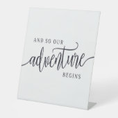 Und so beginnt unser Abenteuer modern Sockelschild (Vorderseite)