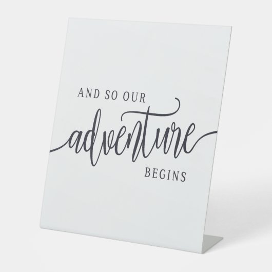 Und so beginnt unser Abenteuer modern Sockelschild (Vorderseite)