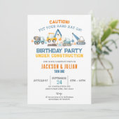 Under Construction Twin Boys Birthday, Trucks Einladung (Stehend Vorderseite)