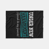 Under New Management Speak To My Fiance Engagement Fleecedecke (Vorderseite (Horizontal))