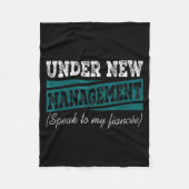 Under New Management Speak To My Fiance Engagement Fleecedecke (Vorderseite)