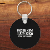 Under New Management Speak To My Fiancée Funny Hus Schlüsselanhänger (Vorderseite)