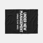 Under New Management Speak To My Wife Fun Newlywed Fleecedecke (Vorderseite (Horizontal))