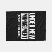 Under New Management Speak To My Wife Funny Husban Fleecedecke (Vorderseite (Horizontal))