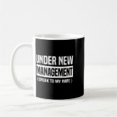 Under New Management Speak To My Wife Funny Husban Kaffeetasse (Links)