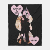 Under Umbrella: Romantic Couple Kissing in Rain Fleecedecke (Vorderseite)