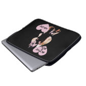 Under Umbrella: Romantic Couple Kissing in Rain Laptopschutzhülle (Vorne Knopf)