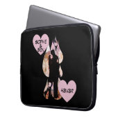 Under Umbrella: Romantic Couple Kissing in Rain Laptopschutzhülle (Vorderseite Links)