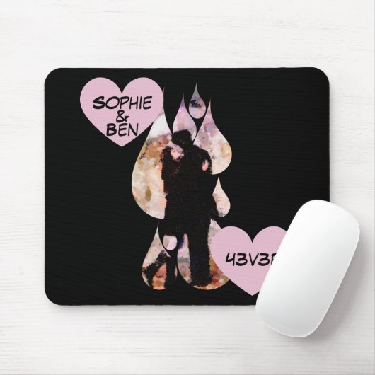 Under Umbrella: Romantic Couple Kissing in Rain Mousepad (Mit Mouse)
