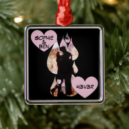 Under Umbrella: Romantic Couple Kissing in Rain Ornament Aus Metall