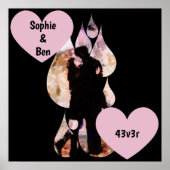 Under Umbrella: Romantic Couple Kissing in Rain Poster (Vorne)