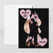 Under Umbrella: Romantic Couple Kissing in Rain Postkarte (Vorne/Hinten)