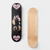 Under Umbrella: Romantic Couple Kissing in Rain Skateboard (Vorderseite)