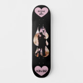 Under Umbrella: Romantic Couple Kissing in Rain Skateboard (Vorderseite)