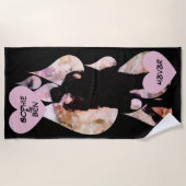 Under Umbrella: Romantic Couple Kissing in Rain Strandtuch (Vorderseite)