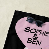 Under Umbrella: Romantic Couple Kissing in Rain Strandtuch (Beispiel)