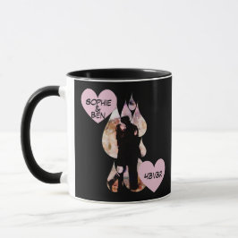Under Umbrella: Romantic Couple Kissing in Rain Tasse