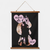 Under Umbrella: Romantic Couple Kissing in Rain Wandteppich Mit Holzrahmen (Vorderseite)