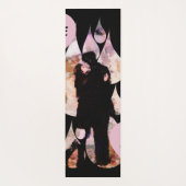 Under Umbrella: Romantic Couple Kissing in Rain Yogamatte (Rückseite)