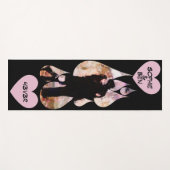 Under Umbrella: Romantic Couple Kissing in Rain Yogamatte (Vorderseite (Horizontal))