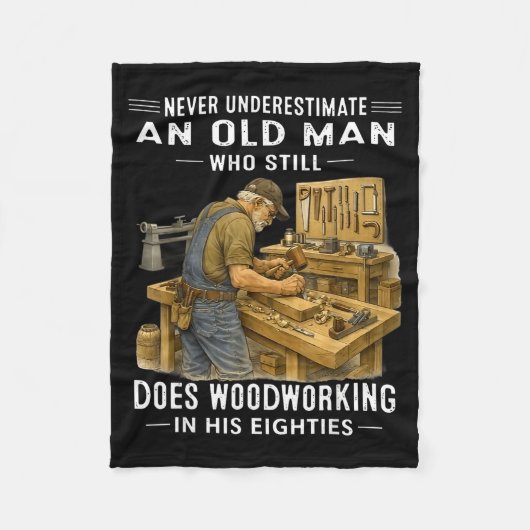 Underestimate an old man who does woodworking Unde Fleecedecke (Vorderseite)