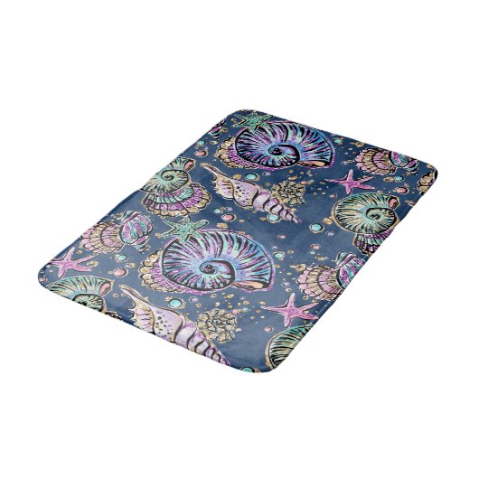 Underwater Blue Luxe | Pastel Gold Seashells Badematte (Schrägansicht)