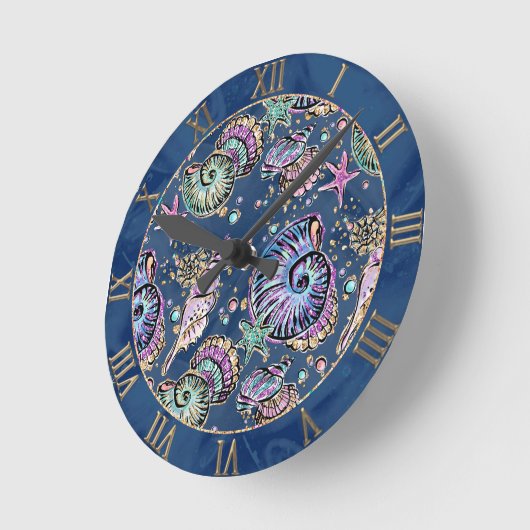 Underwater Blue Luxe | Pastel Gold Seashells Runde Wanduhr (Winkel)