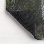 Undeutlicher Wasserfall umgeben durch einen Mousepad (Ecke)