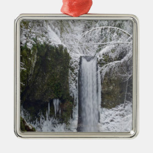 Undeutlicher Wasserfall umgeben durch einen Ornament Aus Metall