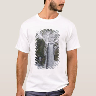 Undeutlicher Wasserfall umgeben durch einen T-Shirt