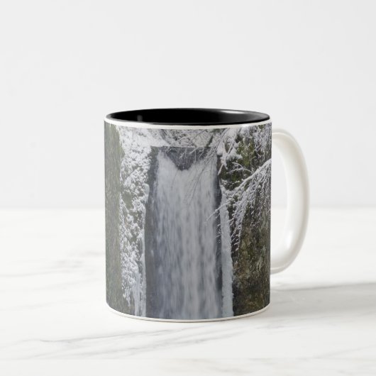 Undeutlicher Wasserfall umgeben durch einen Zweifarbige Tasse (VorderseiteRechts)