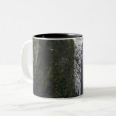 Undeutlicher Wasserfall umgeben durch einen Zweifarbige Tasse (Vorderseite Links)