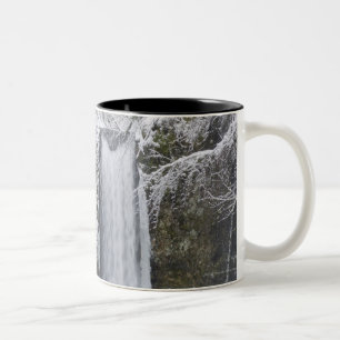 Undeutlicher Wasserfall umgeben durch einen Zweifarbige Tasse