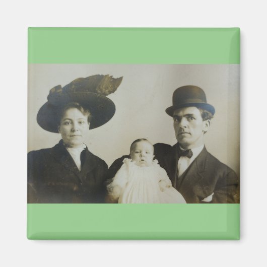Uneasy Daddy in Bowler Family RPPC B&W Foto Image Magnet (Vorne)