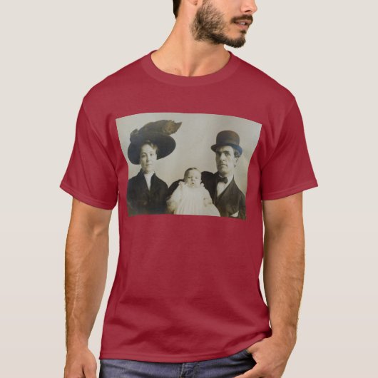 Uneasy Daddy in Bowler Family RPPC B&W Foto Image T-Shirt (Vorderseite)