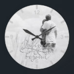 Unendlich und jenseits der Liebe Paare Schwarz und Große Wanduhr<br><div class="desc">Zaubershirts Designs - Ein romantisches Design mit einer unendlichen Grafik.
Anpassen Sie diese Uhr einfach mit Ihrem Foto oder Bild.
Für zusätzliche Anpassung leicht fallen mir eine Nachricht unten. 
Ich würde mich freuen,  Ihre Designwünsche wahr werden zu lassen! 
www.zazzle.com/store/zaubershirts www.zazzle.com/store/youropea_papeterie</div>