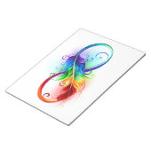 Unendliches Symbol mit Regenbogenfederhalter Notizblock (angewinkelt)