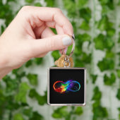 Unendliches Symbol mit Regenbogenfederhalter Schlüsselanhänger (Hand)