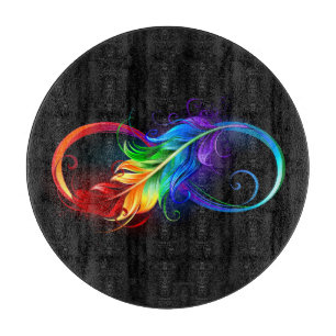 Unendliches Symbol mit Regenbogenfederhalter Schneidebrett
