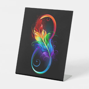 Unendliches Symbol mit Regenbogenfederhalter Sockelschild
