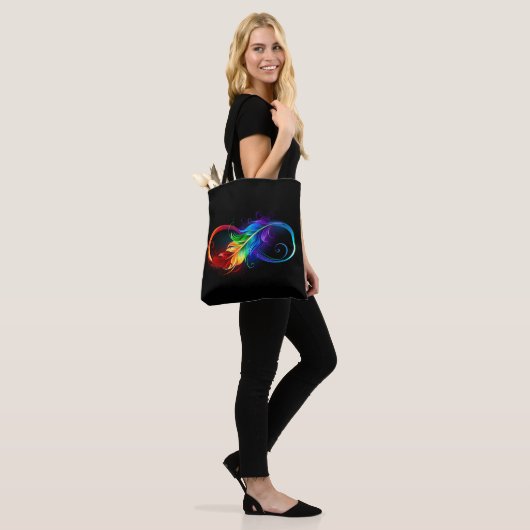Unendliches Symbol mit Regenbogenfederhalter Tasche (Am Model)