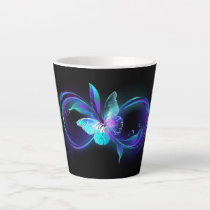Unendlichkeit mit Zauberschmetterling glänzen Milchtasse