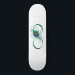 Unendlichkeitssymbol mit Peacock Feather Skateboard<br><div class="desc">Das Symbol der Unendlichkeit mit einer hellen,  grünen,  künstlerischen Pfauenfeder auf weißem Hintergrund. Tattoo-Stil.</div>