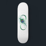 Unendlichkeitssymbol mit Peacock Feather Skateboard<br><div class="desc">Das Symbol der Unendlichkeit mit einer hellen,  grünen,  künstlerischen Pfauenfeder auf weißem Hintergrund. Tattoo-Stil.</div>