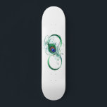 Unendlichkeitssymbol mit Peacock Feather Skateboard<br><div class="desc">Das Symbol der Unendlichkeit mit einer hellen,  grünen,  künstlerischen Pfauenfeder auf weißem Hintergrund. Tattoo-Stil.</div>