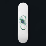 Unendlichkeitssymbol mit Peacock Feather Skateboard<br><div class="desc">Das Symbol der Unendlichkeit mit einer hellen,  grünen,  künstlerischen Pfauenfeder auf weißem Hintergrund. Tattoo-Stil.</div>