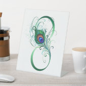 Unendlichkeitssymbol mit Peacock Feather Sockelschild (In SItu)